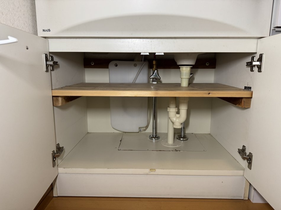 オーダーメイドの洗面台の棚